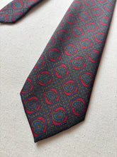 Charger l&#39;image dans la galerie, Vivax by Sambrook Witting cravate rouge vintage en soie Made in England
