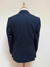 Afbeelding in Gallery-weergave laden, British House X Robert Noble blazer bleu à chevrons en laine 50
