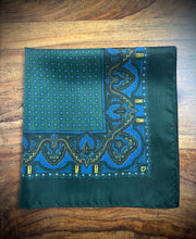 Lade das Bild in den Galerie-Viewer, Pochette paisley vintage verte en soie Made in England
