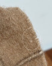 Načíst obrázek do prohlížeče Galerie, Kašmírový šátek Austin Reed béžové barvy s kostkou, vyrobený ve Skotsku
