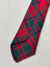 Carica l'immagine nel visualizzatore di Gallery, Cravatta in tartan di lana The Scotch House, realizzata in Scozia
