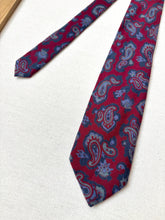 Carica l'immagine nel visualizzatore di Gallery, Cravatta in lana paisley bordeaux Vivax by Sambrook Witting X D.Cenci
