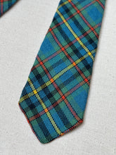 Charger l'image dans la galerie, Cravate verte tartan en laine vierge Made in Scotland
