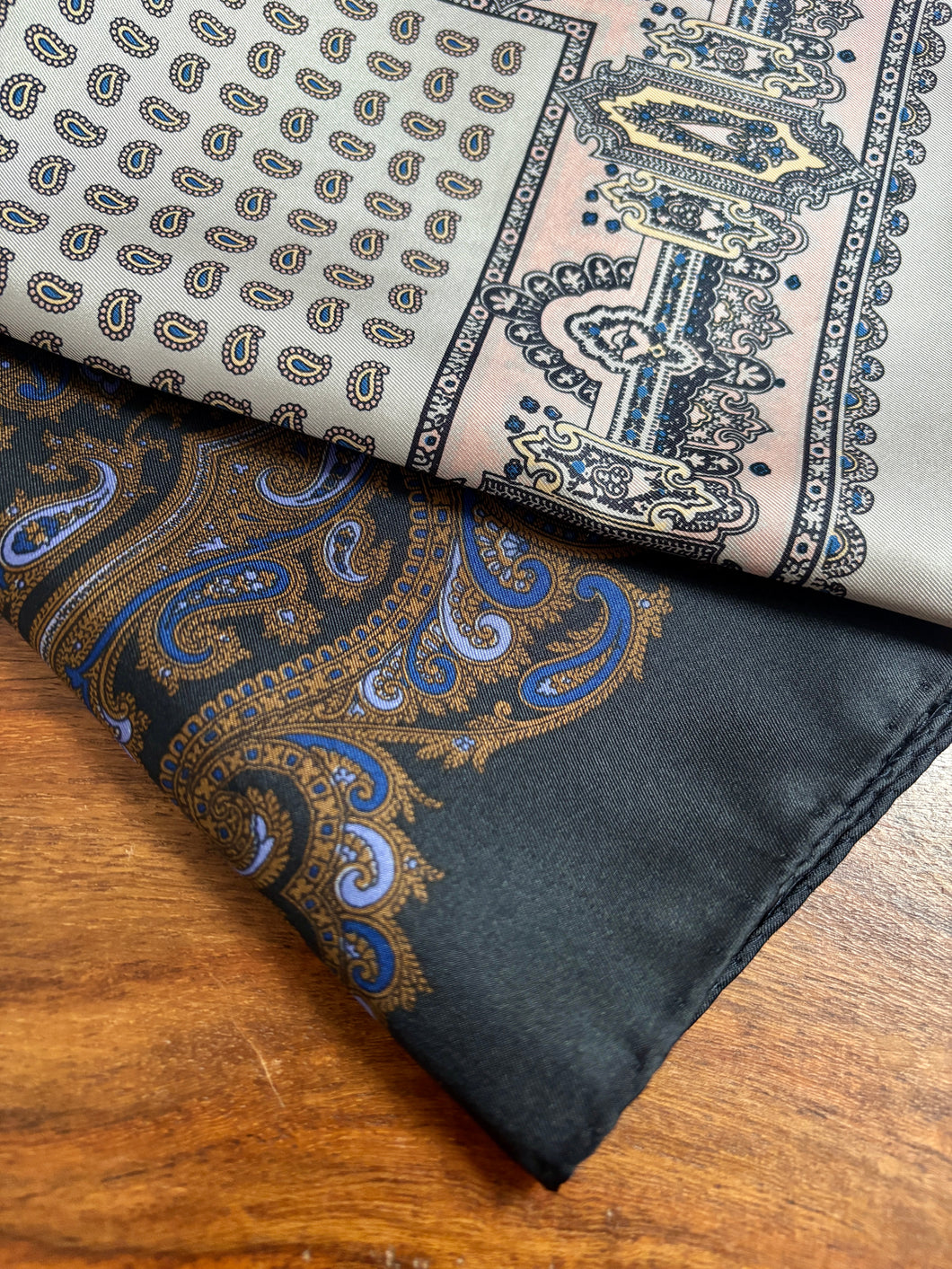 Duo de pochettes vintage en soie