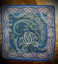 Charger l&#39;image dans la galerie, Pochette bleue à motif paisley en coton et soie Made in Italy

