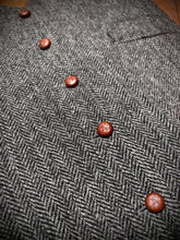 Afbeelding in Gallery-weergave laden, Harris Tweed X Tom Rusborg gilet gris à chevrons en pure laine 56
