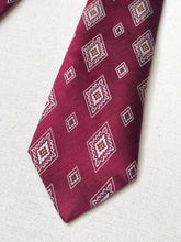 Charger l'image dans la galerie, Daniel Crémieux cravate rouge vintage en soie à motif géométrique Made in France
