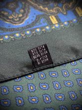Lade das Bild in den Galerie-Viewer, Pochette paisley vintage verte en soie Made in England
