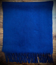 Load image into Gallery viewer, Old England Paris écharpe bleue en laine d'agneau Made in Scotland
