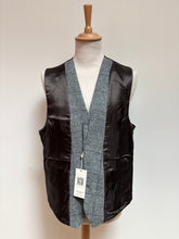 Afbeelding in Gallery-weergave laden, Harris Tweed X Carl Gross gilet gris à carreaux en pure laine vierge 54 FR
