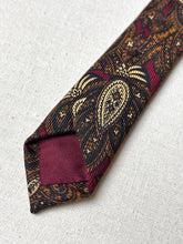 Načíst obrázek do prohlížeče Galerie, Norman Peal X Charles Hill cravate bordeaux à motif floral paisley Made in England
