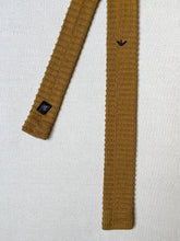 Charger l'image dans la galerie, Armani cravate tricot vintage moutarde Made in Italy
