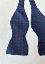 Charger l&#39;image dans la galerie, Duo de noeuds papillon en soie vintage Made in Italy
