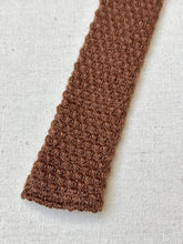 Lade das Bild in den Galerie-Viewer, Cravate tricot vintage marron noisette en alpaga mohair et laine Made in England
