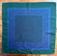 Charger l&#39;image dans la galerie, Pochette vintage verte paisley by Breuer en soie Made in France
