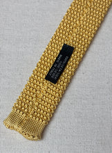 Charger l&#39;image dans la galerie, Cravate vintage jaune à pois en tricot de soie

