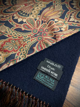 Cargar imagen en el visor de la galería, Vivax by Sambrook Witting écharpe vintage double face à motif floral en laine et soie Made in England
