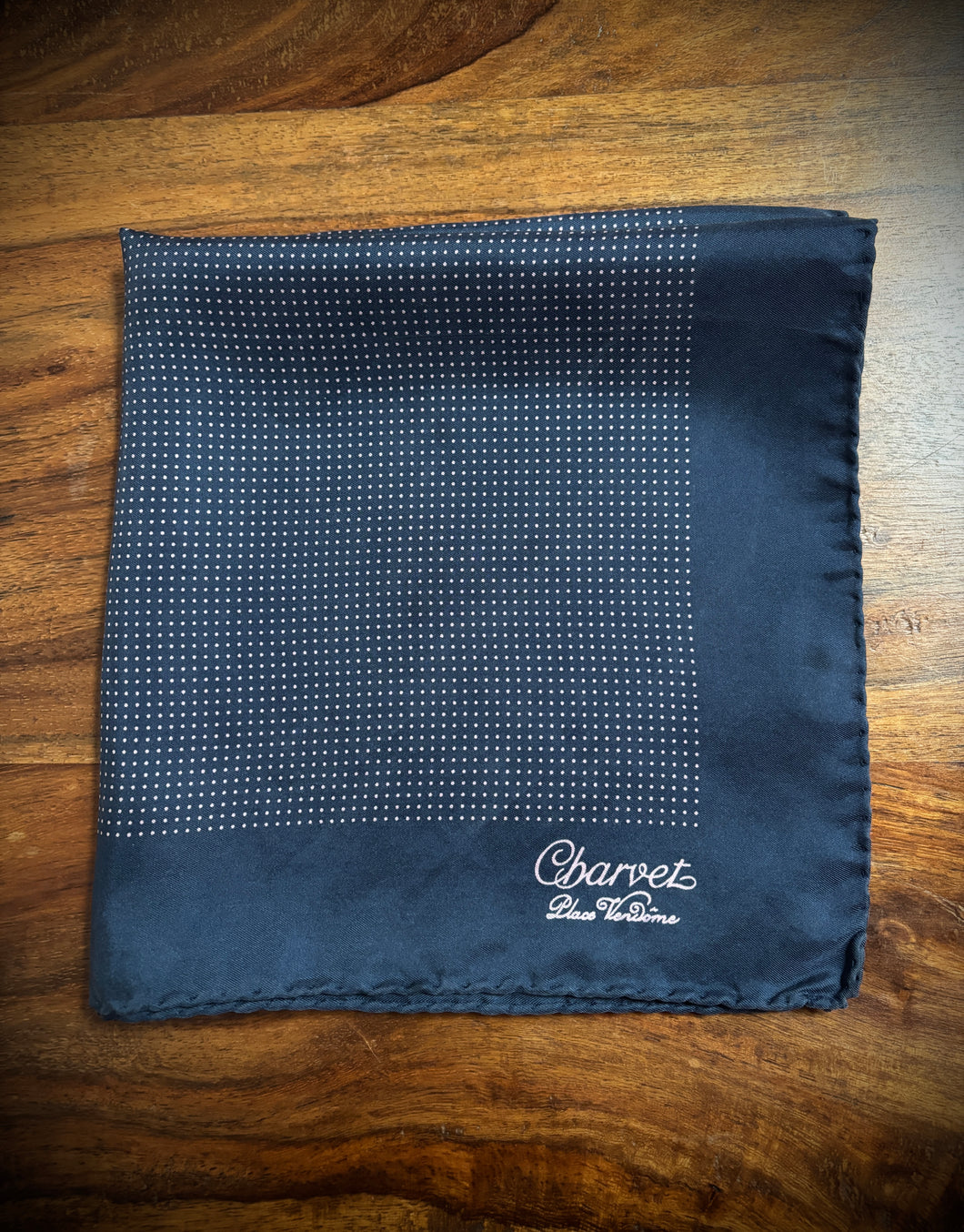 Charvet place Vendôme pochette marine en soie à pois