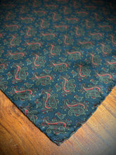 Load image into Gallery viewer, Pochette de costume paisley vintage en soie Made in Italy
