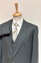 Načíst obrázek do prohlížeče Galerie, Třídílný vintage pruhovaný oblek Sportex by Dormeuil z čisté vlny, velikost M/48 
