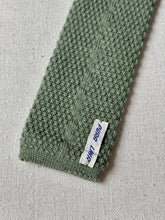 Charger l&#39;image dans la galerie, Cravate tricot vintage 100% laine vert amande
