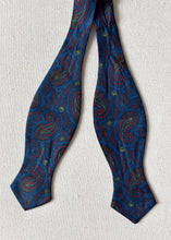 Carica l&#39;immagine nel visualizzatore di Gallery, Alain Figaret Paris noeud papillon bleu en soie paisley
