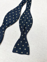 Charger l&#39;image dans la galerie, Duo de noeuds papillon en soie vintage
