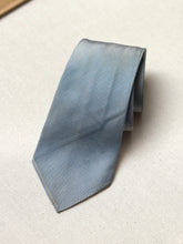 Charger l'image dans la galerie, A. Sulka &amp; Company cravate bleue vintage en soie naturelle soie
