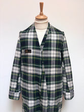 Charger l'image dans la galerie, Belvedere Wien robe de chambre tartan vintage à col châle  50/L
