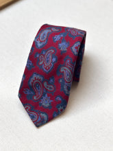 Carica l'immagine nel visualizzatore di Gallery, Cravatta in lana paisley bordeaux Vivax by Sambrook Witting X D.Cenci

