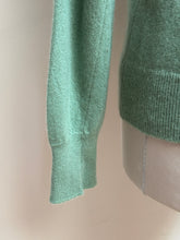 Charger l'image dans la galerie, The Scotch House pull vert amande col rond 100% cachemire Made in Scotland
