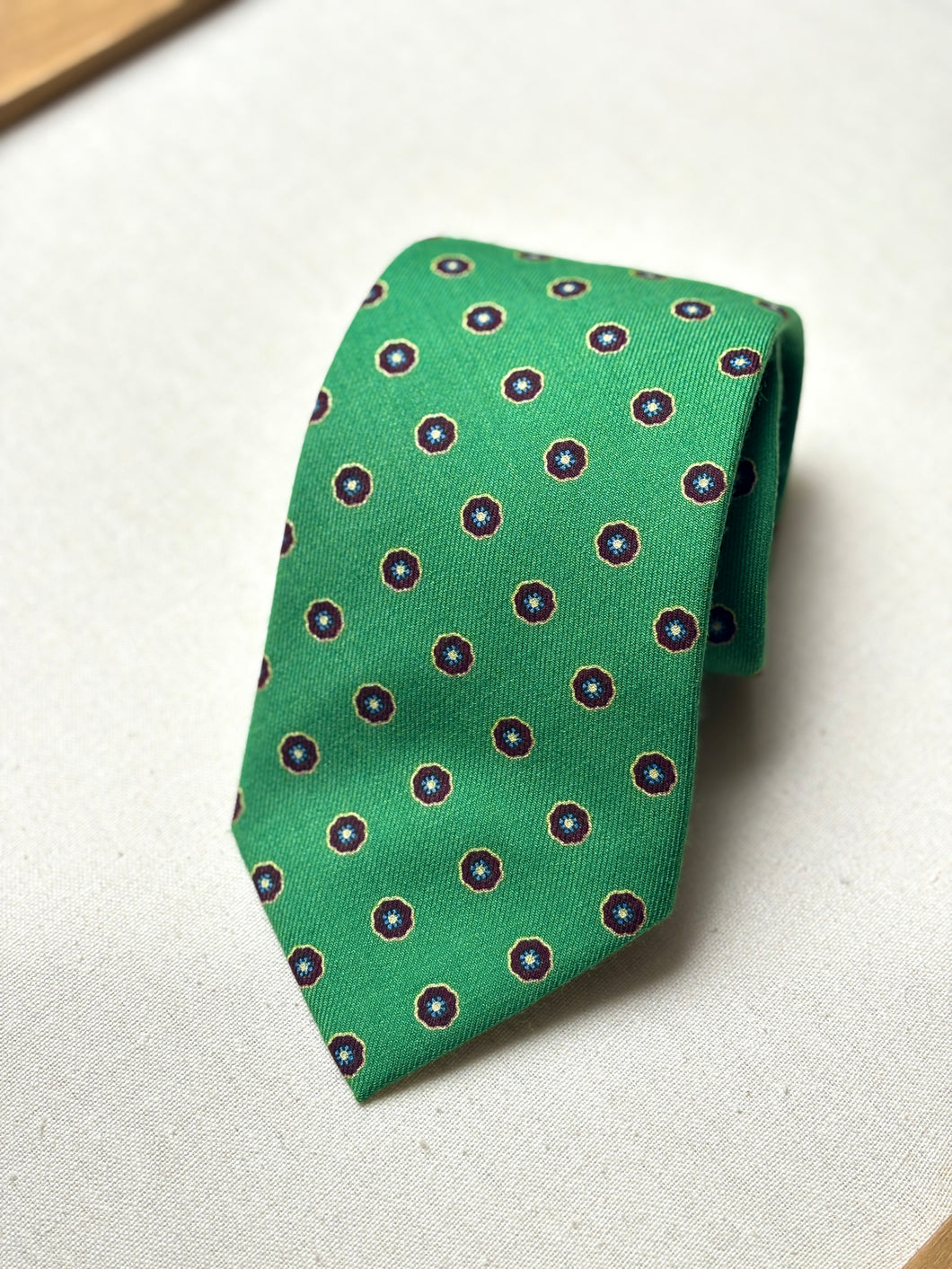 Cravate verte en laine à motif floral