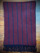 Afbeelding in Gallery-weergave laden, Johnstons of Elgin écharpe bordeaux et marine en laine et cachemire Made in Scotland
