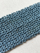 Charger l&#39;image dans la galerie, Holliday &amp; Brown Ltd cravate bleue vintage en tricot de soie Made in England
