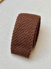 Lade das Bild in den Galerie-Viewer, Cravate tricot vintage marron noisette en alpaga mohair et laine Made in England
