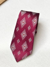 Charger l'image dans la galerie, Daniel Crémieux cravate rouge vintage en soie à motif géométrique Made in France
