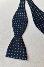 Charger l&#39;image dans la galerie, Chaps by Ralph Lauren noeud papillon marine en soie
