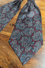 Charger l'image dans la galerie, Cravate ascot vintage bordeaux en soie à motif floral
