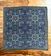 Afbeelding in Gallery-weergave laden, Pochette vintage en soie à motif floral
