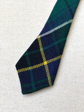 Cargar imagen en el visor de la galería, The Scotch House cravate tartan en laine vierge Made in Scotland
