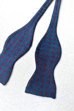 Charger l&#39;image dans la galerie, Duo de noeuds papillon en soie vintage Made in Italy
