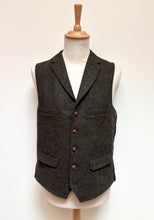 Lade das Bild in den Galerie-Viewer, Harris Tweed X Carl Gross gilet marron en pure laine vierge 54 FR
