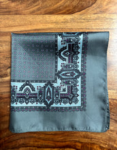 Charger l&#39;image dans la galerie, Pochette grise vintage en soie à motif paisley Made in England
