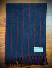 Afbeelding in Gallery-weergave laden, Johnstons of Elgin écharpe bordeaux et marine en laine et cachemire Made in Scotland

