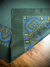 Lade das Bild in den Galerie-Viewer, Pochette paisley vintage verte en soie Made in England
