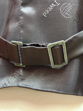 Lade das Bild in den Galerie-Viewer, Harris Tweed X Carl Gross gilet marron en pure laine vierge 54 FR
