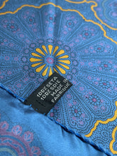 Lade das Bild in den Galerie-Viewer, Pochette de costume paisley vintage en soie Made in Italy
