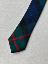 Charger l&#39;image dans la galerie, Cravate tartan Gunn en laine vierge Made in Scotland
