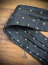 Load image into Gallery viewer, Cravate ascot vintage marron à motif géométrique Made in Italy
