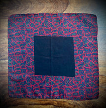 Charger l&#39;image dans la galerie, Duo de pochettes vintage en soie
